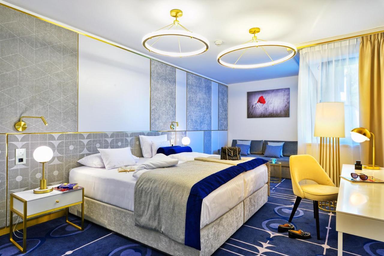 Deluxe Family Room,1292511760:JPEG